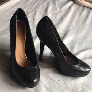 Andiamo 7.5 black snake skin heels